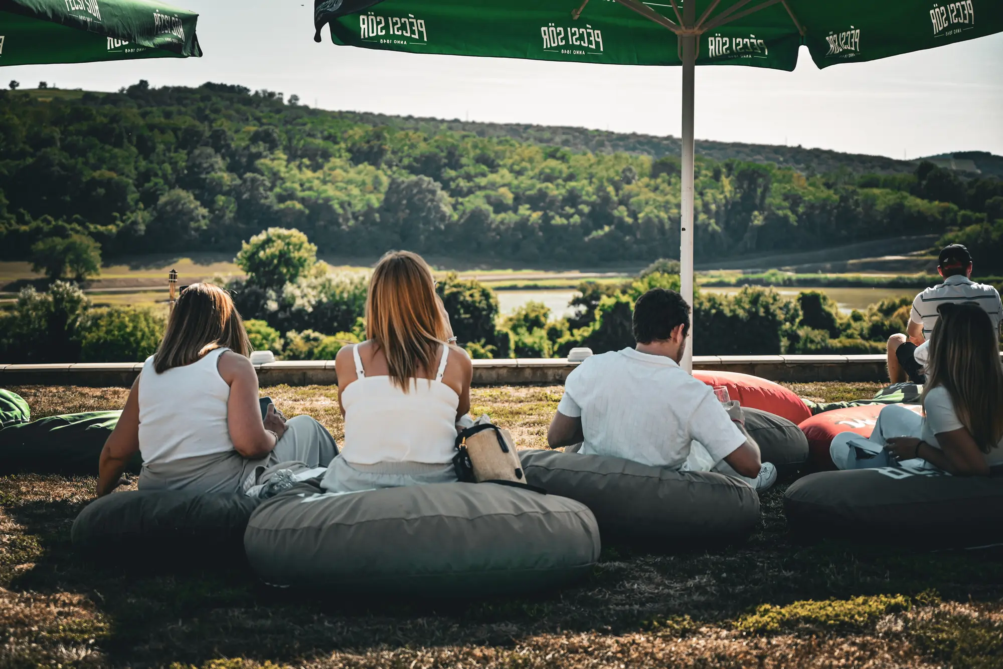 Vendégek pihennek a palkonyai panoráma előtt
