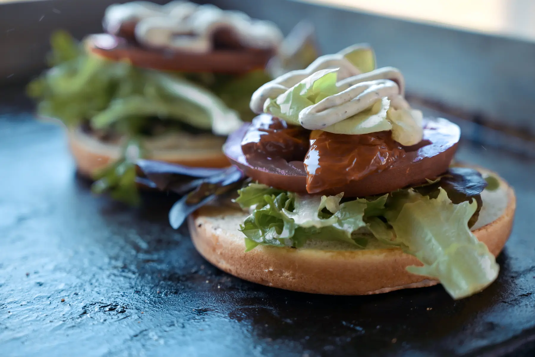 Frissen készülő mediterrán burger