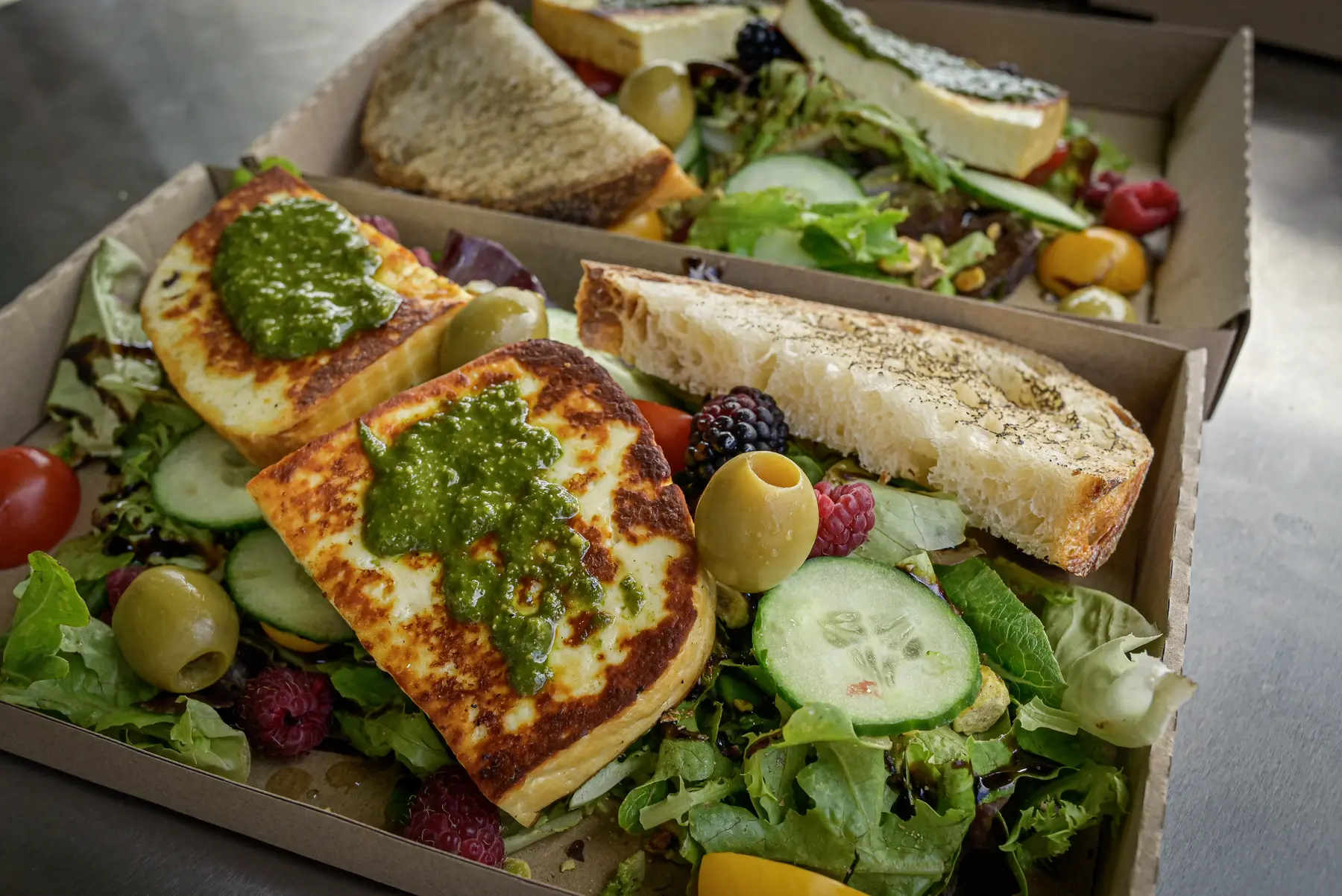 Mediterrán piknikbox grillezett sajttal