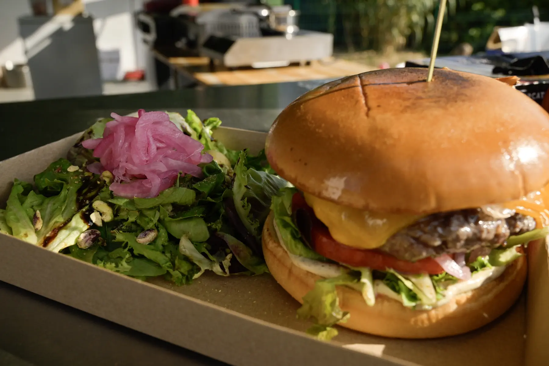 Burger salátával a SOULution23 & Kitchen kínálatából