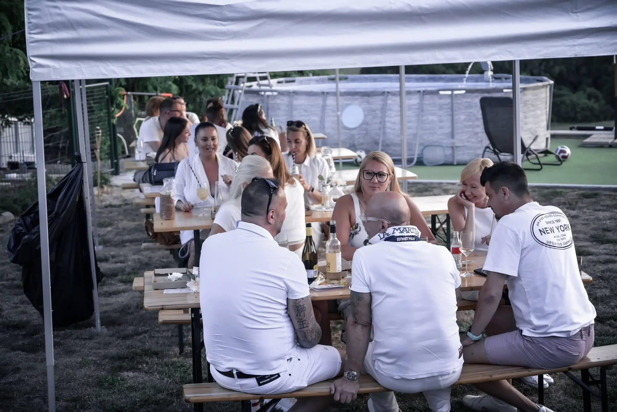 Vendégek egy közös asztalnál